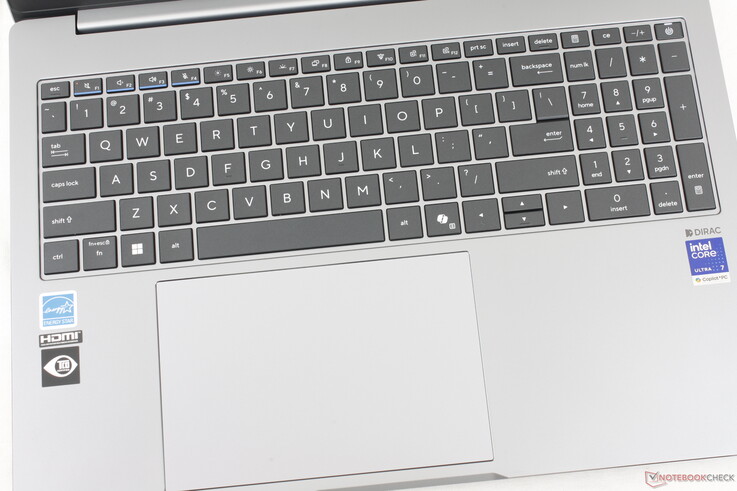Az ExpertBook laptopok jellegzetessége a színes díszvonalak az F1–F4 billentyűkön