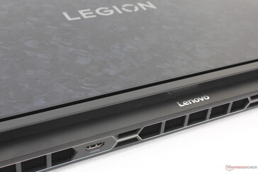 Míg a hátsó rész a hűtés elősegítése érdekében meghosszabbodik, sokkal kevésbé áll ki, mint a legtöbb más játékos laptopon, így összességében kisebb a helyigénye