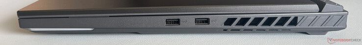 Jobbra: 2x USB-A 3.2 Gen.2 (10 GBit/s)