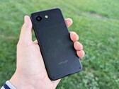 Az Enough Phone körülbelül annyira kompakt, mint az Apple iPhone 13 mini.