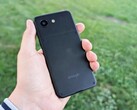 Az Enough Phone körülbelül annyira kompakt, mint az Apple iPhone 13 mini.