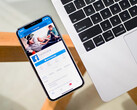 Egy telefon, amelynek képernyőjén megjelenik a Facebook alkalmazás. Készletkép. (Kép forrása: Timothy Hales Bennett az Unsplash-en)