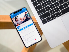 Egy telefon, amelynek képernyőjén megjelenik a Facebook alkalmazás. Készletkép. (Kép forrása: Timothy Hales Bennett az Unsplash-en)