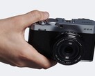 Fujifilm X-E4 kompakt APS-C fényképezőgép a kezében