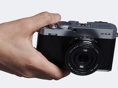 Fujifilm X-E4 kompakt APS-C fényképezőgép a kezében