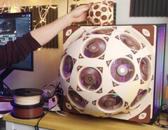 A Noctua SuperDome 15 ventilátort pakol egy játék-PC oldalsó paneljébe.