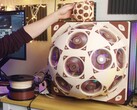 A Noctua SuperDome 15 ventilátort pakol egy játék-PC oldalsó paneljébe.