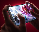 A Redmi K90 Ultra-t a Snapdragon 8 Elite processzor hajtja. A képen: egy promóciós fotó, amelyen egy MOBA-játék fut a telefonon.