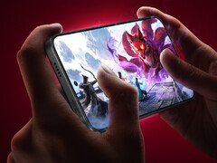 A Redmi K90 Ultra-t a Snapdragon 8 Elite processzor hajtja. A képen: egy promóciós fotó, amelyen egy MOBA-játék fut a telefonon.