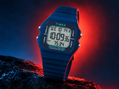 A Timex TW5M55700JQ karóra nyolcszög alakú, 40 mm-es műanyag tokot tartalmaz