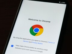 Okostelefon, amelyen a Google Chrome üdvözlőképernyője látható a Chrome logóval