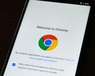 Okostelefon, amelyen a Google Chrome üdvözlőképernyője látható a Chrome logóval