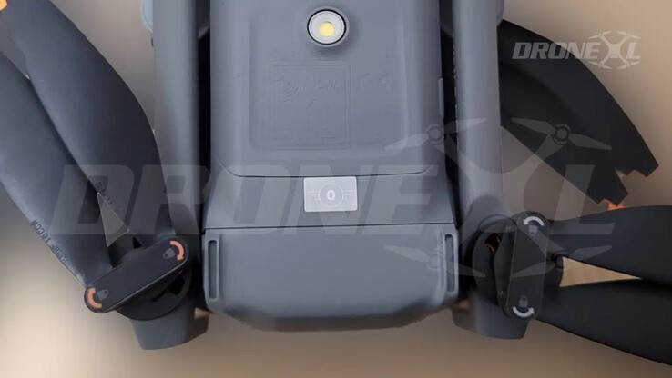 A Mini 5 Pro oldalán található egy gomb, amely várhatóan lehetővé teszi, hogy anélkül szálljon fel, hogy kontrollerre lenne szükség a kezében. (Kép forrása: via DroneXL &amp; Jasper Ellens)