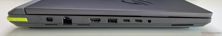 Balra: tápellátás, Ethernet (2,5 Gbit/s), HDMI 2.1 FRL, USB-A 3.2 Gen.2 (10 Gbit/s), 2x USB-C 4.0 Thunderbolt 5 (120 Gbit/s, DisplayPort ALT mód, Power Delivery), 3,5 mm-es hang, 3,5 mm-es audio