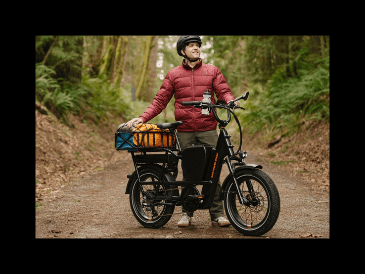 A RadRunner Max Cargo segédmotoros e-bike 60 mérföldes hatótávolságot biztosít egyetlen töltéssel (Kép forrása: Rad Power Bikes)