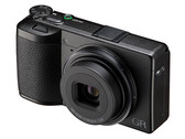 A Ricoh bemutatja a GR IV kompakt digitális fényképezőgépet 28 mm-es objektívvel. (Kép forrása: Ricoh)