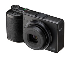 A Ricoh bemutatja a GR IV kompakt digitális fényképezőgépet 28 mm-es objektívvel. (Kép forrása: Ricoh)