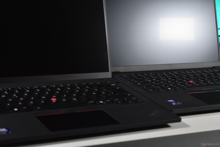 ThinkPad T14 Gen 7 (jobbra) vs. ThinkPad T14 Gen 6 (balra)