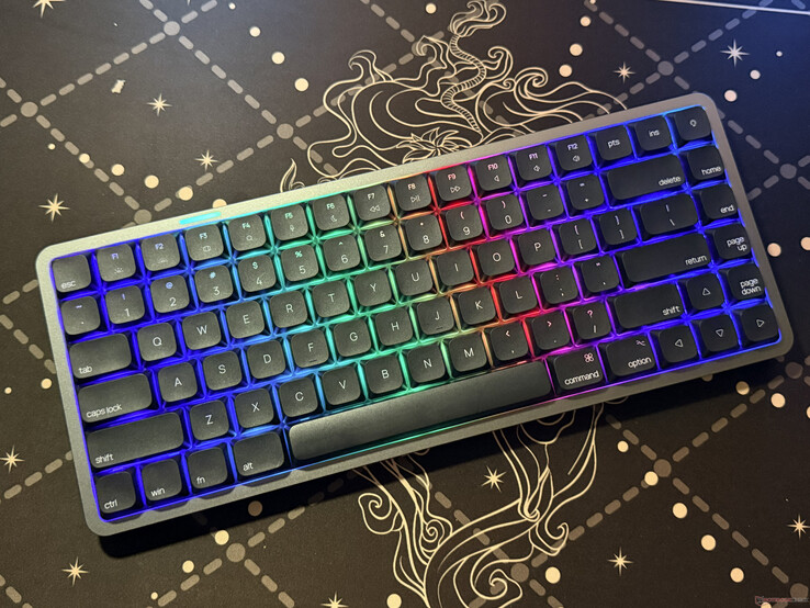Az Akko Air 01 bekapcsolt RGB-megvilágítással