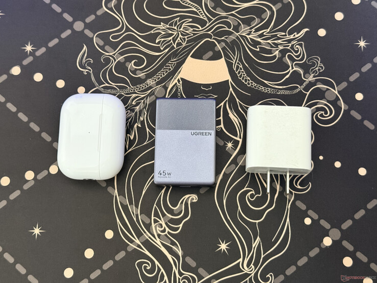 Az Ugreen Nexode Air 45 W Slim az AirPods Pro tok és eg Apple es 18 W-os töltő mellett