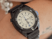 A Timex Intrepid x Dimepiece Blackout Edition fekete rozsdamentes acél tokkal, krémszínű számlappal és lila részletekkel rendelkezik
