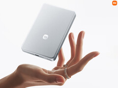 A 10,000mAh UltraThin Magnetic Power Bank ára Kínában 51 dollár körül mozog. A képen: a vékony és könnyű kialakítást bemutató promóciós kép.