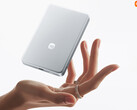 A 10,000mAh UltraThin Magnetic Power Bank ára Kínában 51 dollár körül mozog. A képen: a vékony és könnyű kialakítást bemutató promóciós kép.