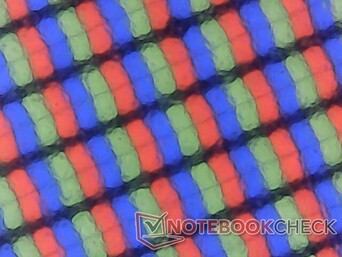 A matt fedőréteg kissé szemcsésebb, mint a fényes alternatíva