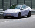 A 2026-os Tesla Model Y Performance trim a Nürburgring versenypályán. (Kép forrása: CarSpy/YT)