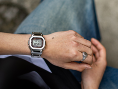 A Casio G-Shock GMW-B5000D-1C óra (a képen) több európai országban is megjelenik. (Kép forrása: Casio)