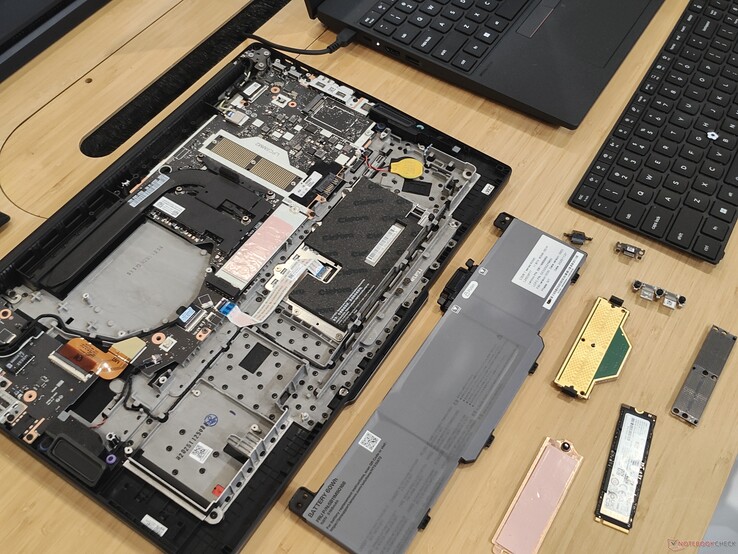 A Lenovo ThinkPad T14 Gen 7 a CRU-k eltávolításával.