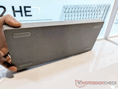 Keychron K2 HE beton alul. (Kép forrása: Notebookcheck/Stephen Pereyra)
