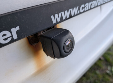 A tolatókamera körülbelül 6 hónapos használat után kezdett kiesni a házából