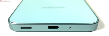 Alul: hangszóró, USB-C 2.0, mikrofon
