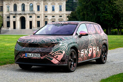 Álruhás óriás: A Skoda Peaq az új elektromos zászlóshajó, amely nagy, 91 kWh-s akkumulátorának és akár 220 kW-os teljesítményének köszönhetően a felső szegmensben versenyez.