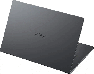 A Dell XPS 16 hátulról, sötét felületével és XPS logójával