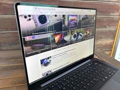 Szabadtéren (világos nappal, közvetlen napfény nélkül)