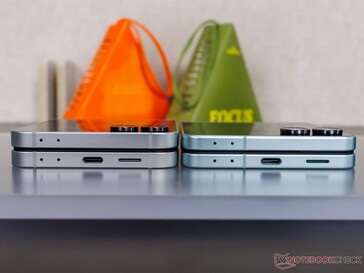 Galaxy Z Flip 7 FE (L) és Flip 7 (R) egymás mellett ((kép forrása: Notebookcheck)