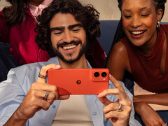 A(z) Motorola Moto G06 Power 7,000 mAh akkumulátorral rendelkezik. Képünkön: a telefon promóciós képe. (Kép forrása: Lenovo)