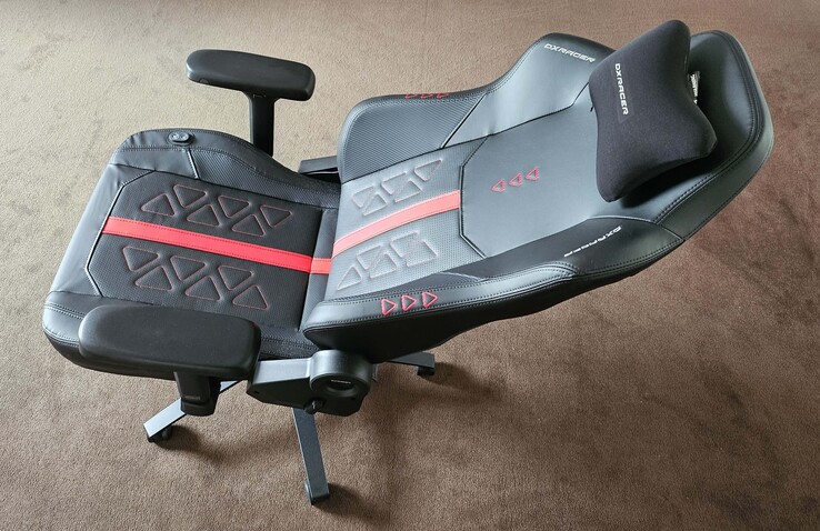 Egy HP Compaq nx6325 laptopot használó irodai dolgozó oldalnézetéből látható a notebook klasszikus 15 hüvelykes, nem szélesvásznú kijelzője és kompakt üzleti kialakítása.