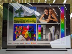 A szabadban, árnyékban. A mini-LED-hez képest a káprázás jobban észrevehető