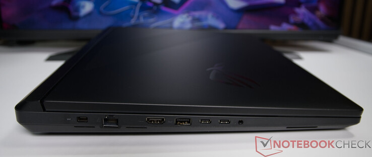 Bal oldalon: Tápegység, 2,5G LAN, HDMI 2.1, USB-A 3.2 Gen. 2 (10 Gbit/s), 2x Thunderbolt 5 (DisplayPort, tápellátás, G-SYNC (adatátviteli sebesség akár 120 Gbps), 3,5 mm-es audio