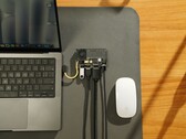 Sharge Disk Pro átlátszó hordozható SSD aktív hűtéssel és többportos hubbal, amely egy MacBookhoz és a Apple Magic Mouse-hoz csatlakozik. (Kép forrása: Sharge via Kickstarter)