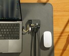 Sharge Disk Pro átlátszó hordozható SSD aktív hűtéssel és többportos hubbal, amely egy MacBookhoz és a Apple Magic Mouse-hoz csatlakozik. (Kép forrása: Sharge via Kickstarter)