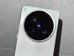 A gyakorlati videó a Vivo X200 Ultra-t mutatja, beleértve a nagy Zeiss kamerát (Kép forrása: Little Red Book, Weibo)