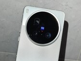 A gyakorlati videó a Vivo X200 Ultra-t mutatja, beleértve a nagy Zeiss kamerát (Kép forrása: Little Red Book, Weibo)
