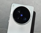 A gyakorlati videó a Vivo X200 Ultra-t mutatja, beleértve a nagy Zeiss kamerát (Kép forrása: Little Red Book, Weibo)