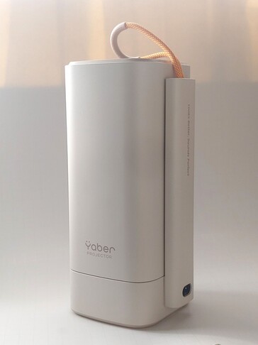 A Yaber T1 Pro a lencsét arccal lefelé fordítva rögzíti az alaphoz, hogy megvédje azt a szállítás közbeni sérülésektől. (Kép forrása: Yaber)