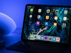 A chip-on-film technológiára való áttérés az iPad Pro energiahatékonyságának javulását is eredményezi, a képen látható régebbi modell. (Kép forrása: Daniel Korpai &amp;amp; Unsplash)