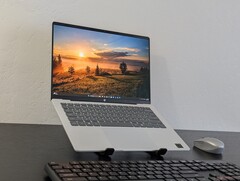 Az OmniBook 5 14 sok értéket kínál alacsony áráért, beleértve a vékony EliteBook-szerű profilt és még OLED kijelzőt is (Kép forrása: Notebookcheck)